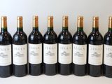 six bouteilles de vin rouge sont alignées
