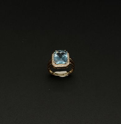 une image d'une bague avec une topaze bleue entourée de diamants