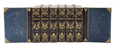 Les quatre livres sont alignés les uns à côté des autres sur une surface blanche.
