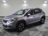 la voiture argentée est garée dans le garage sur le sol en damier