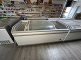 une vitrine réfrigérée dans un magasin
