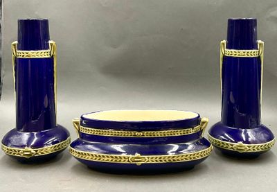 trois vases bleus et un bol posés sur une table