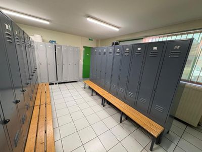 une rangée de casiers au milieu d'une pièce