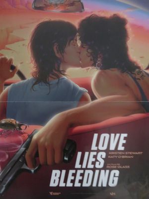 affiche du film « Love Lies Bleeding », mettant en scène deux femmes et une arme à feu