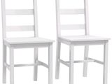 une paire de chaises en bois blanches placées l'une à côté de l'autre sur un fond blanc
