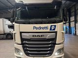 un camion blanc garé à l'intérieur d'un bâtiment