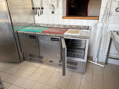 une photo d'une cuisine équipée d'appareils électroménagers en acier inoxydable