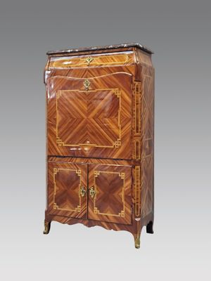 une armoire ancienne en bois à deux portes et tiroirs
