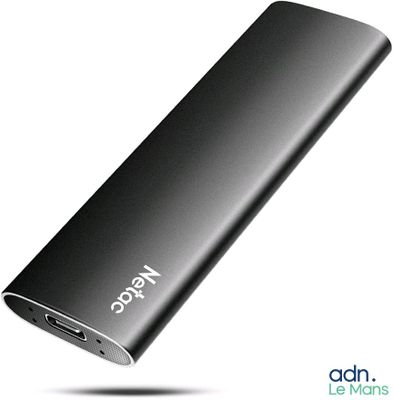 un gros plan d'une batterie externe noire sur fond blanc