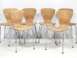 quatre chaises en bois avec des pieds en métal, sur fond blanc