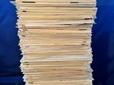 une pile de papiers posée sur une table noire
