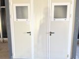 deux portes ouvertes sur le côté d'un immeuble