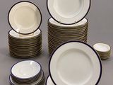 un grand nombre d'assiettes posées sur une table