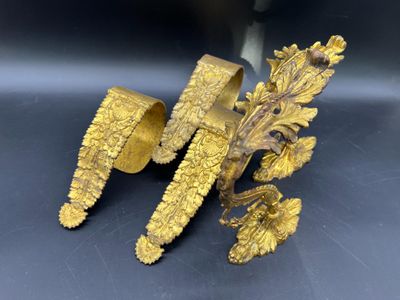 deux pièces d'or sont posées sur une surface noire