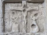 un relief en pierre représentant un homme et une femme sur une croix