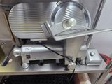 un appareil posé sur une étagère dans une cuisine