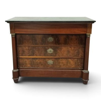 une image d'une commode en bois avec un plateau en marbre