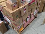 de nombreux cartons empilés les uns sur les autres dans un entrepôt