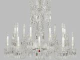un grand lustre en cristal suspendu au plafond