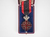 l'image d'une médaille dans un étui entouré d'un ruban