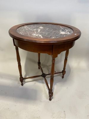 deux petites tables au plateau en marbre sont posées sur une surface blanche
