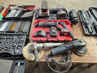 un grand nombre d'outils posés sur une table