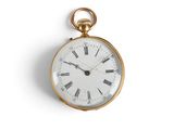 une montre de poche en or avec des chiffres romains sur le cadran