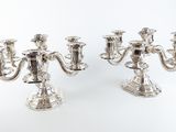 paire de candélabres plaqués argent avec des bougeoirs sur pied