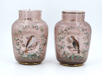 deux vases avec des oiseaux peints assis sur une table