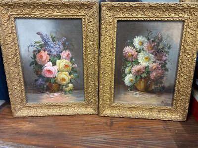 deux tableaux représentant des fleurs dans un vase doré posé sur une table