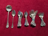 six cuillères en argent et une cuillère ornée d'une perle bleue