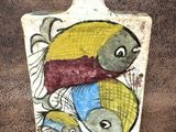 un petit vase orné d'un motif de poisson