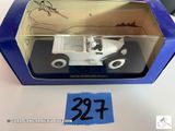 une boîte contenant une petite voiture posée sur une table
