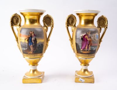 une paire de vases en or décorés de peintures, posés sur une table