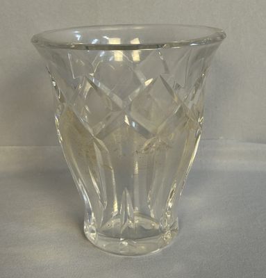 un vase en verre posé sur une table