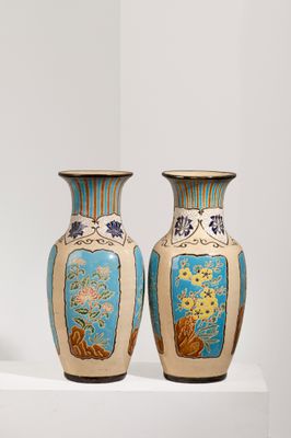 deux vases posés sur une étagère blanche