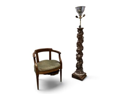 une chaise à côté d'une lampe sur fond blanc