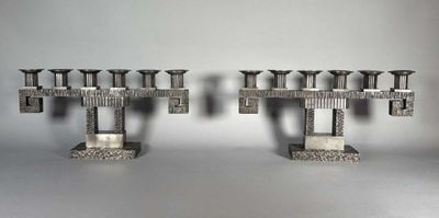 deux bougies en métal posées sur une table