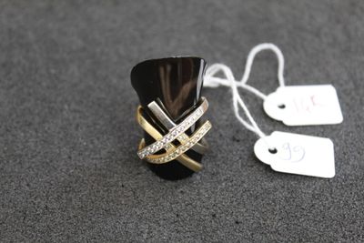 une bague posée sur une table avec une étiquette de prix