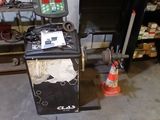 une image d'un garage avec de nombreux outils sur le sol