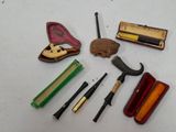 un grand nombre d'outils posés sur la table