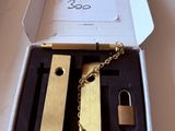 une boîte contenant un porte-clés et un cadenas