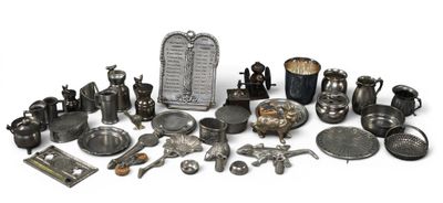 une photo présentant une collection d'argenterie ancienne et d'autres objets