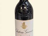 une bouteille de vin posée sur une table