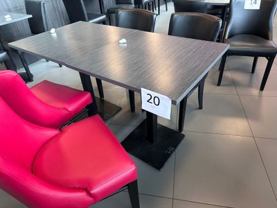 des tables et des chaises dans un restaurant, avec une étiquette de prix posée sur la table