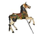 un cheval de bois avec un bâton dans la bouche