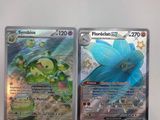 deux cartes pokemon posées l'une sur l'autre sur une table