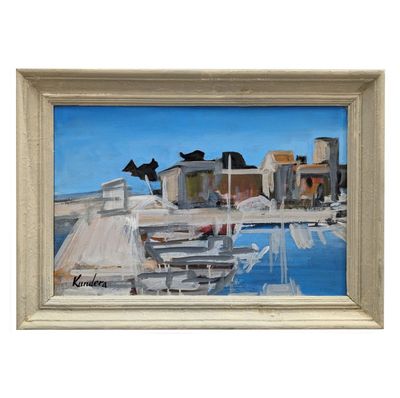 une peinture représentant un bateau dans un port avec des bâtiments à l'arrière-plan