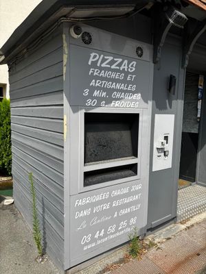 un four à pizza installé sur le mur d'un immeuble