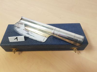 un gros plan d'un objet métallique posé sur un étui bleu